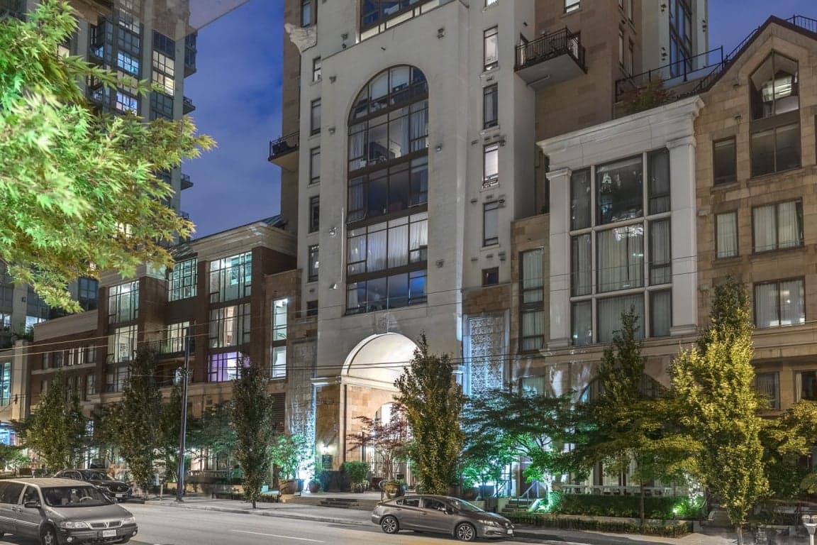 A MAGNIFICENT 2 BEDROOM LUXURY RESIDENCE AT THE GRACE IN THE HEART OF VANCOUVER'S VIBRANT YALETOWN DISTRICT...