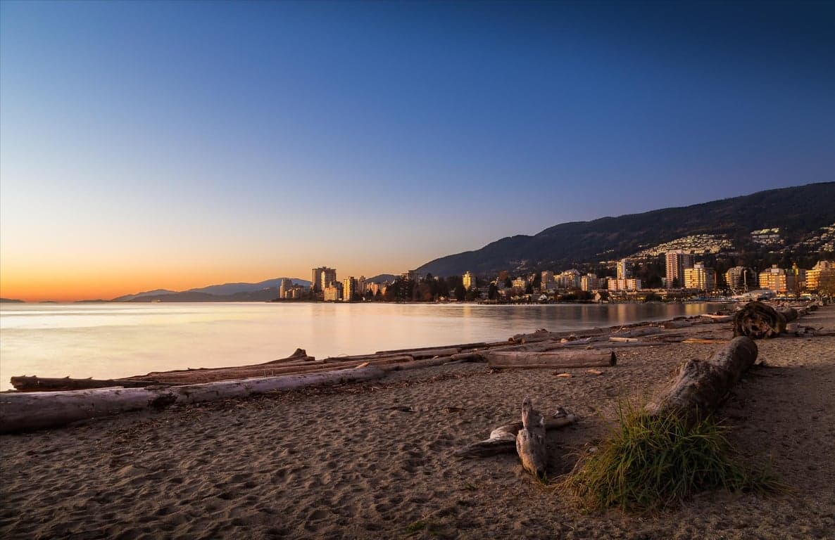 AN IDEALLY SITUATED LUXURY TOWNHOUSE LOCATED JUST STEPS TO AMBLESIDE PARK & BEACH IN WEST VANCOUVER