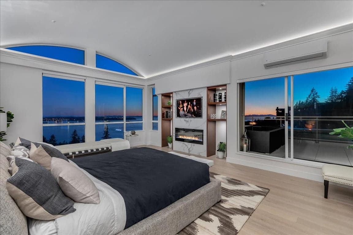 SENSATIONAL TWO LEVEL PENTHOUSE RESIDENCE WITH SPECTACULAR OCEAN VIEWS IN WEST VANCOUVER