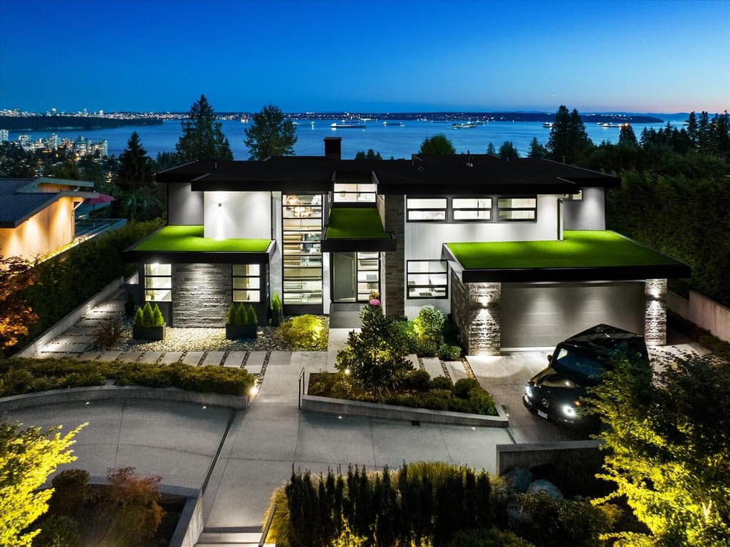A SENSATIONAL MODERN LUXURY HOME WITH SOUTH FACING OCEAN VIEWS IN WEST VANCOUVER