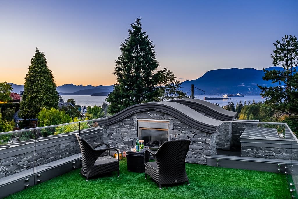 A MODERN LUXURY RESIDENCE WITH UNOSTRUCTED VIEWS LOCATED STEPS TO LOCARNO BEACH