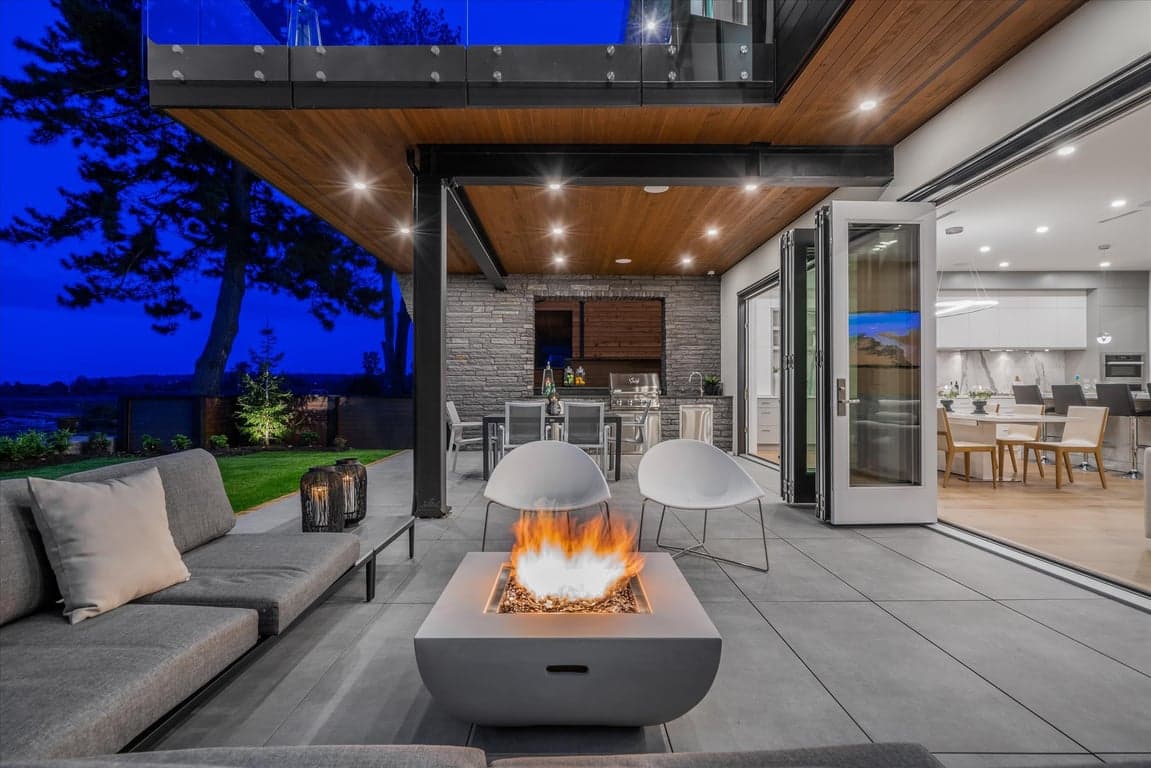 A SENSATIONAL NEW MODERN BEACHFRONT HOME ON TSAWWASSEN’S MOST EXCLUSIVE BEACH GROVE ROAD