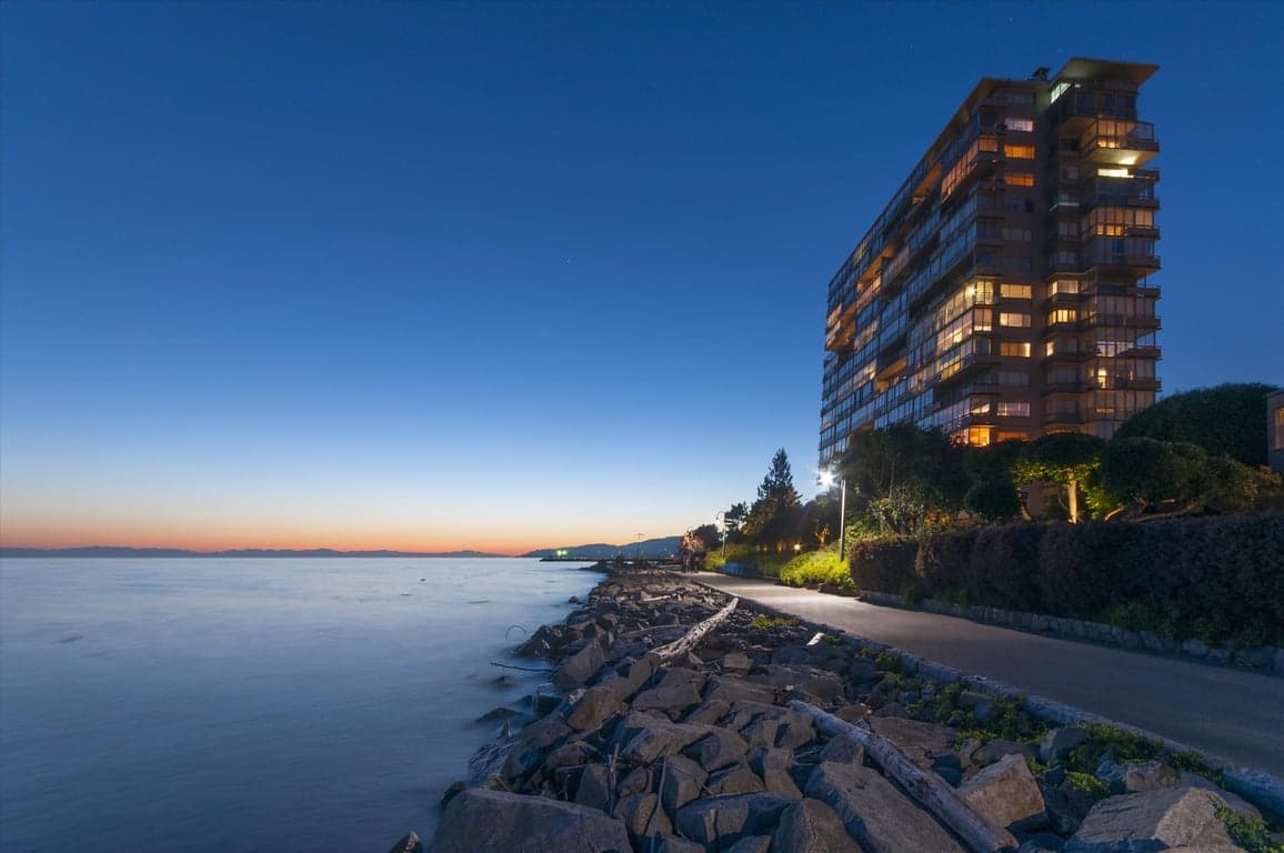 A MAGNIFICENT TWO BEDROOM LUXURY RESIDENCE AT THE THE SEASTRAND LOCATED DIRECTLY ON THE SEAWALL WALKWAY