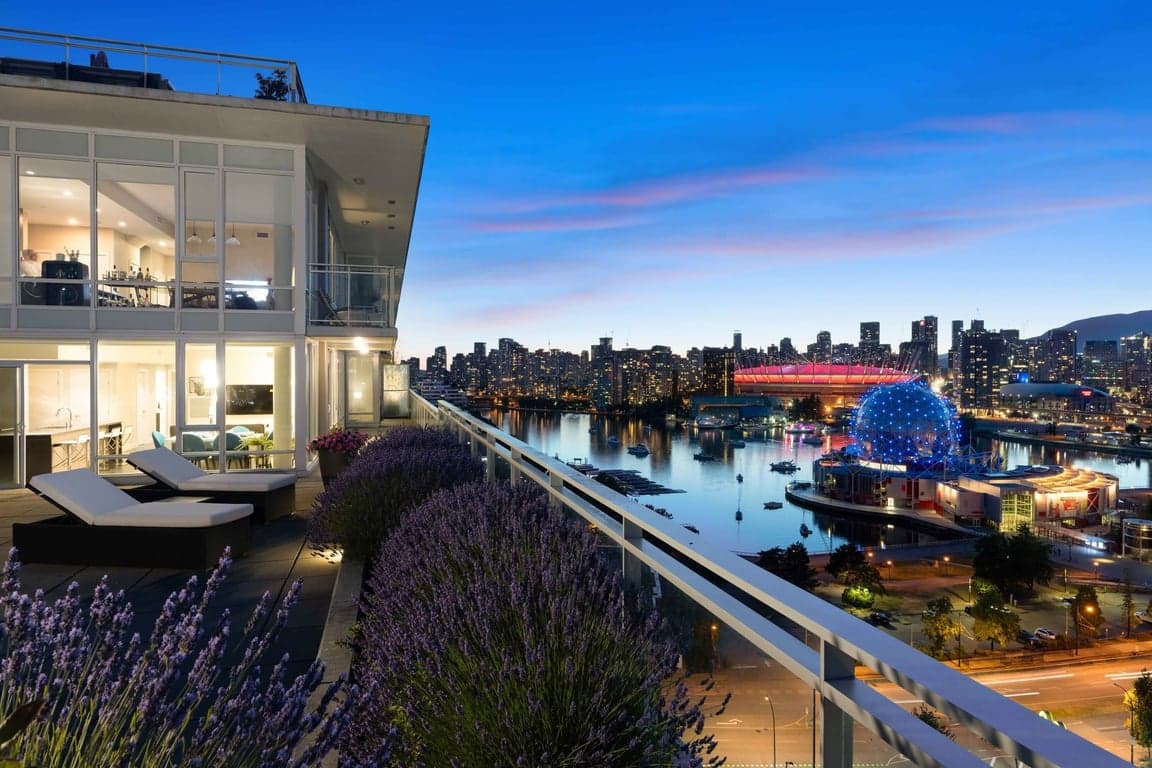 A MAGNIFICENT SUB PENTHOUSE IN FALSE CREEK WITH BREATHTAKING VIEWS OF OLYMPIC VILLAGE