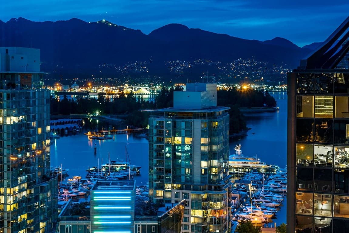 A PRIZED LUXURY RESIDENCE AT 'LIONS LIONS' WITH SPECTACULAR VIEWS OF COAL HARBOUR & STEPS TO VANCOUVER'S NEWEST LUXURY ZONE ...