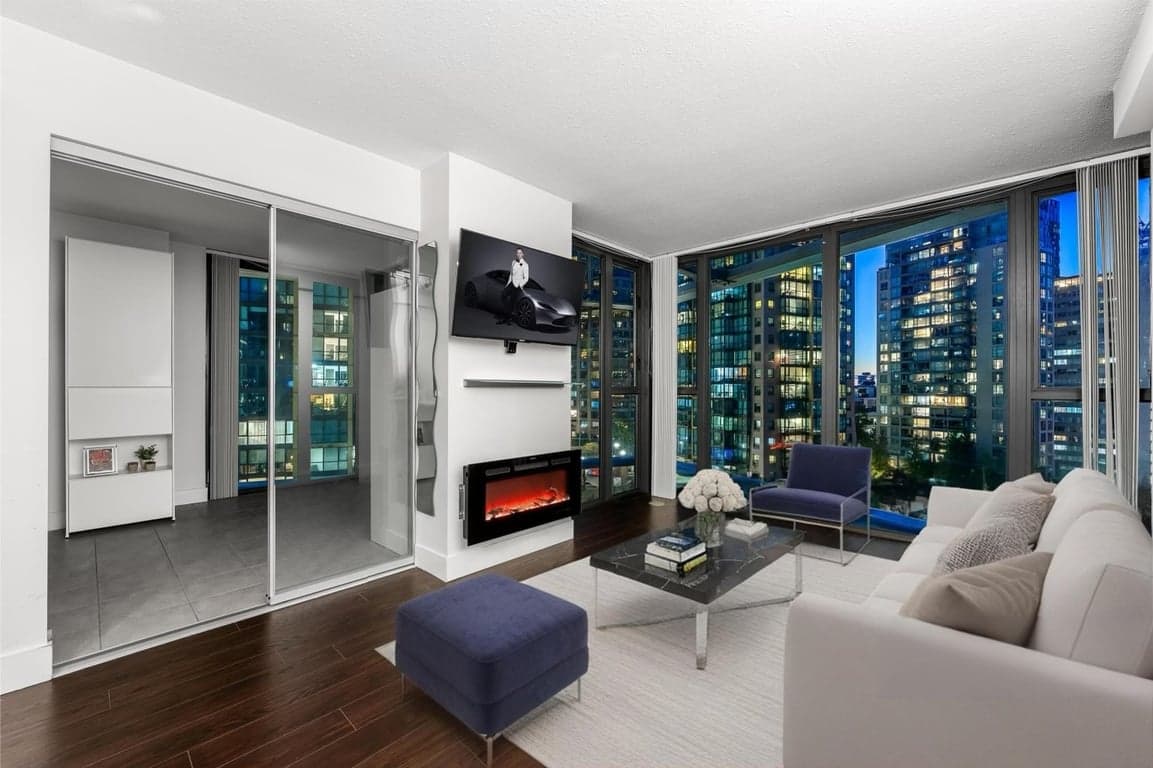 DISCOVER THIS SENSATIONAL LUXURY RESIDENCE AT THE POINT IN COAL HARBOUR