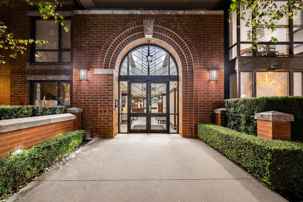 MAGNIFICENT LUXURY PENTHOUSE RESIDENCE IN WHITEROCK ONLY MINUTES TO THE WHITEROCK PIER