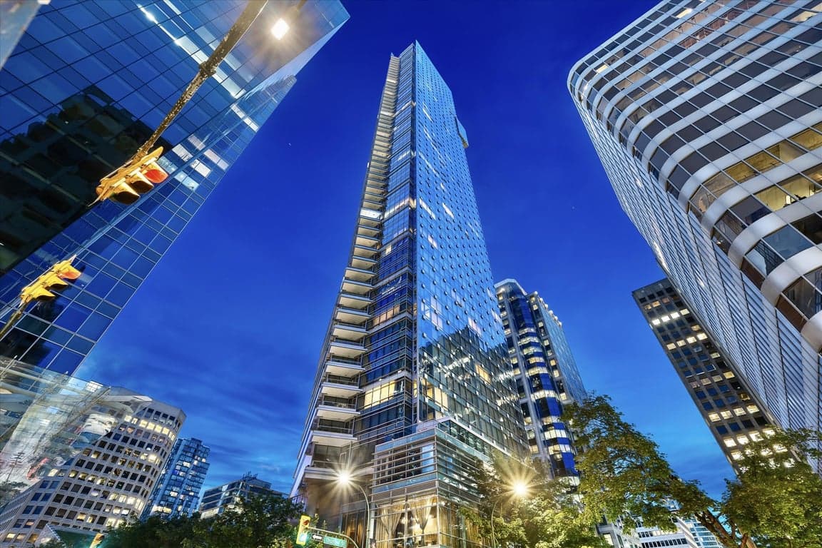 A SENSATIONAL ONE BEDROOM RESIDENCE AT THE SHANGRI LA IN VANCOUVER'S MOST EXCLSUIVE LUXURY ZONE