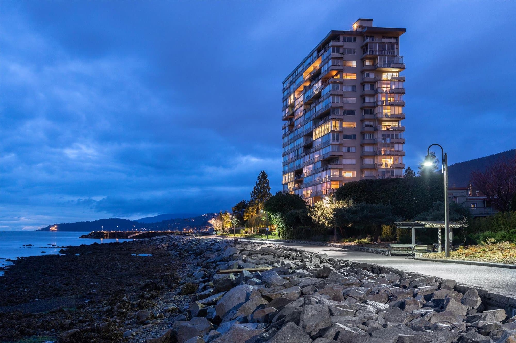 A MAGNIFICENT ONE BEDROOM LUXURY RESIDENCE AT THE THE SEASTRAND LOCATED DIRECTLY ON THE SEAWALL WALKWAY