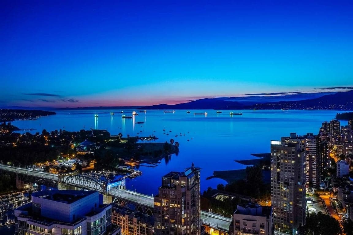 A LUXURY SUB-PENTHOUSE ESTATE RESIDENCE AT VANCOUVER HOUSE