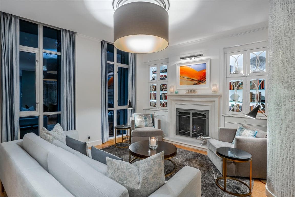 A BEAUTIFULLY DESIGNED TOWNHOUSE RESIDENCE LOCATED JUST STEPS TO THE SEAWALL IN YALETOWN'S MOST PRIZED LOCATION ... IN VANCOUVER'S