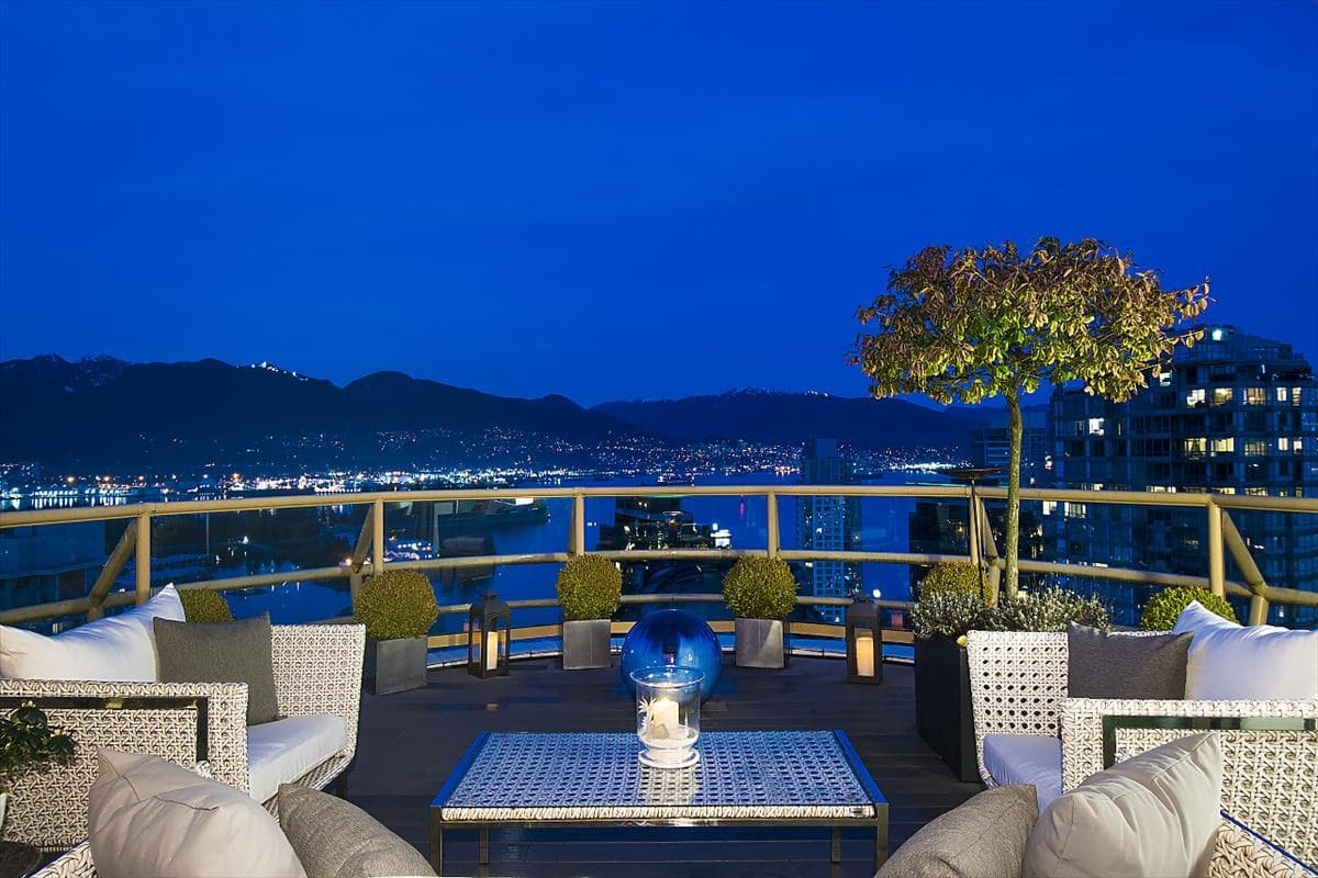 A MAGNIFICENT PENTHOUSE RESIDENCE OVERLOOKING COAL HARBOUR AND JUST STEPS TO THE CITY'S NEWEST LUXURY ZONE ...