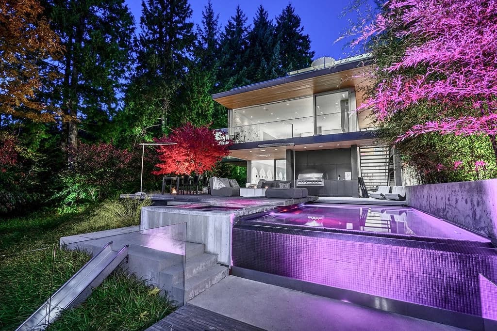 AN ARCHITECTURAL MODERN RESIDENCE WITH OCEAN VIEWS IN THE HEART OF WEST VANCOUVER