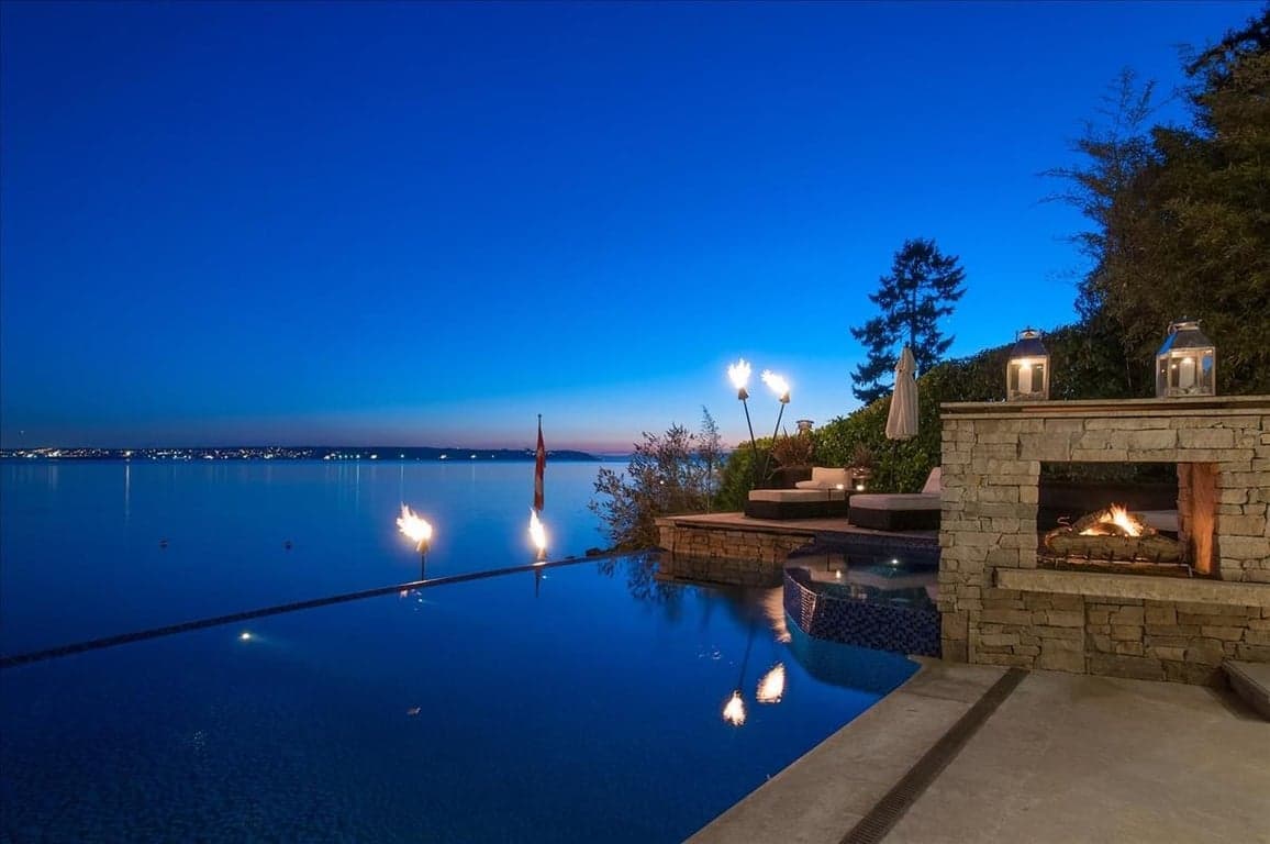 MAGNIFICENT WATERFRONT RESIDENCE WITH SPECTACULAR VIEWS IN WEST VANCOUVER