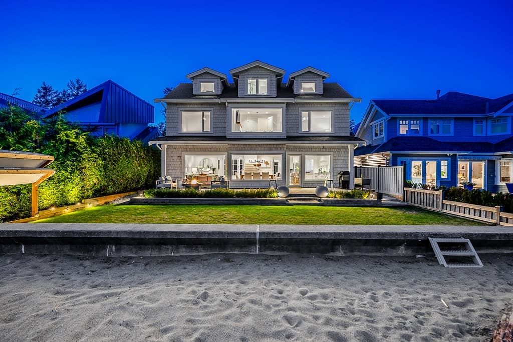 A BEAUTIFUL 5 BEDROOM CAPE COD BEACH HOUSE LOCATED DIRECTLY ON THE BEACH ...