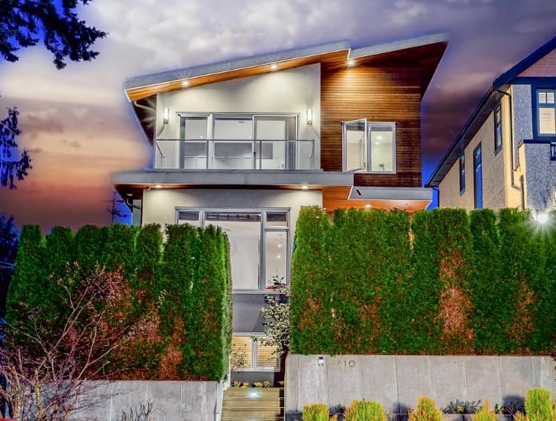 A MODERN FAMILY HOME LOCATED MINUTES TO LOCARNO BEACH IN VANCOUVER’S KITSILANO NEIGHBORHOOD