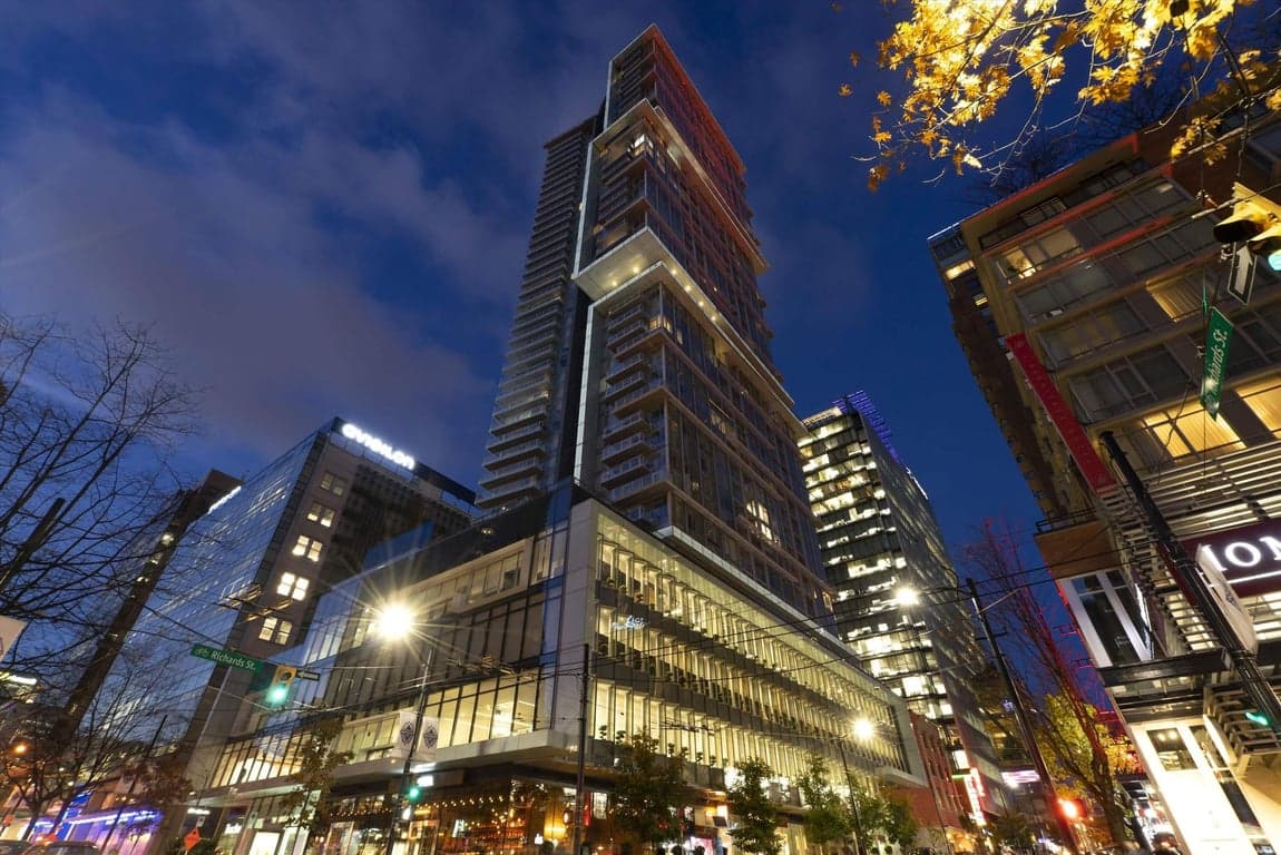 A SENSATIONAL 1 BEDROOM LUXURY RESIDENCE IN VANCOUVER’S MOST EXCLUSIVE TELUS GARDENS