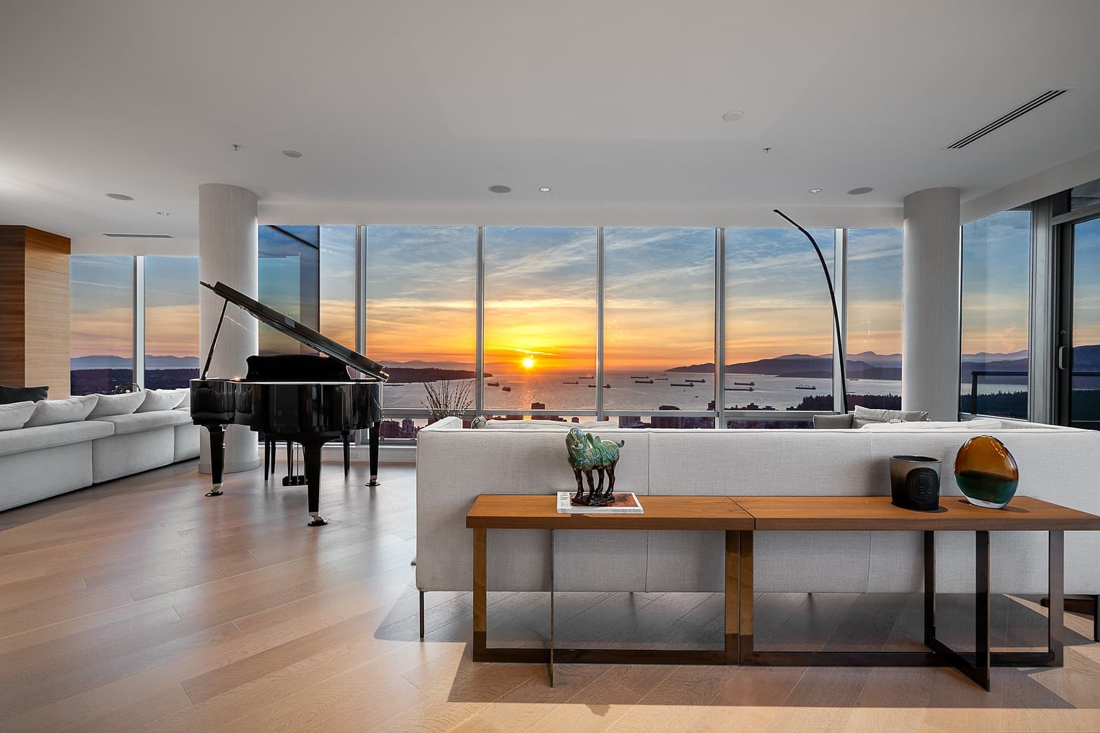 DISCOVER THIS MAGNIFICENT ESTATE RESIDENCE AT THE NEW 5 STAR PARK HYATT HOTEL LOCATED IN THE HEART OF VANCOUVER 'S NEWEST LUXURY ZONE