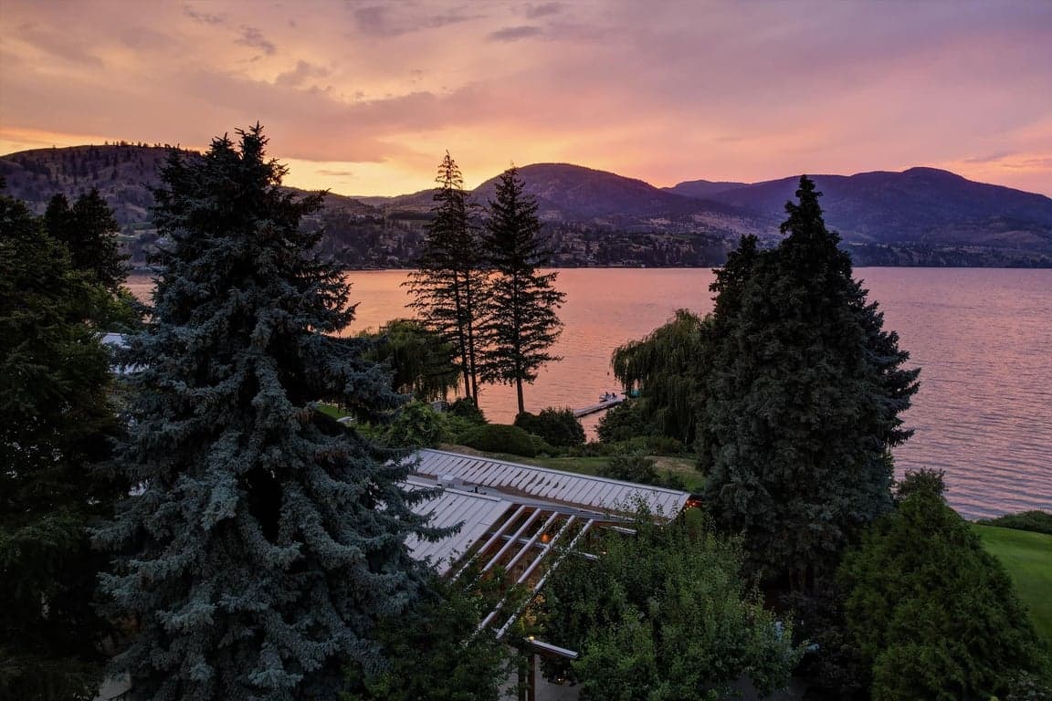DISCOVER THIS BEAUTIFUL LAKEFRONT VILLA IN SKAHA ESTATES