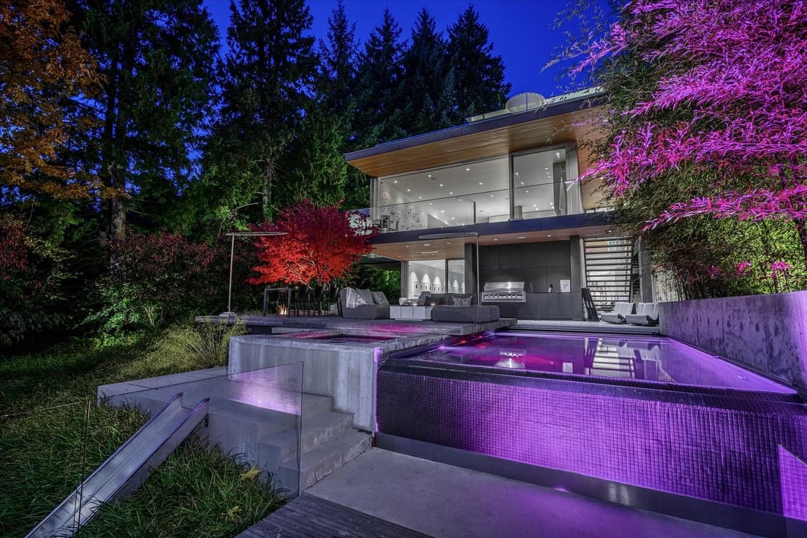 AN ARCHITECTURAL MODERN RESIDENCE WITH OCEAN VIEWS IN THE HEART OF WEST VANCOUVER