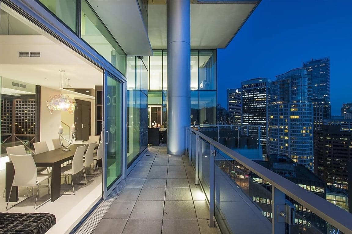 A MAGNIFICENT LUXURY TWO-LEVEL WATERFRONT RESIDENCE IN COAL HARBOUR'S THREE HARBOUR GREEN