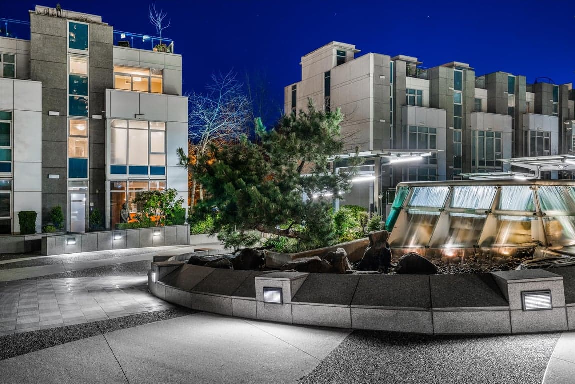 A SENSATIONAL LUXURY WATERFRONT TOWNHOUSE AT CALLISTO IN COAL HARBOUR