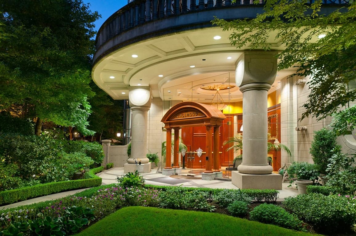AN ELEGANT ESTATE RESIDENCE IN VANCOUVER’S MOST EXCLUSIVE KINGSWOOD BUILDING