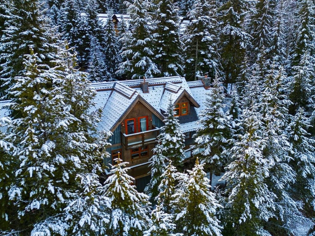 A MAGNIFICENT MOUNTAIN CHALET IN WHISTLER’S MOST EXCLUSIVE HORSTMAN ESTATES