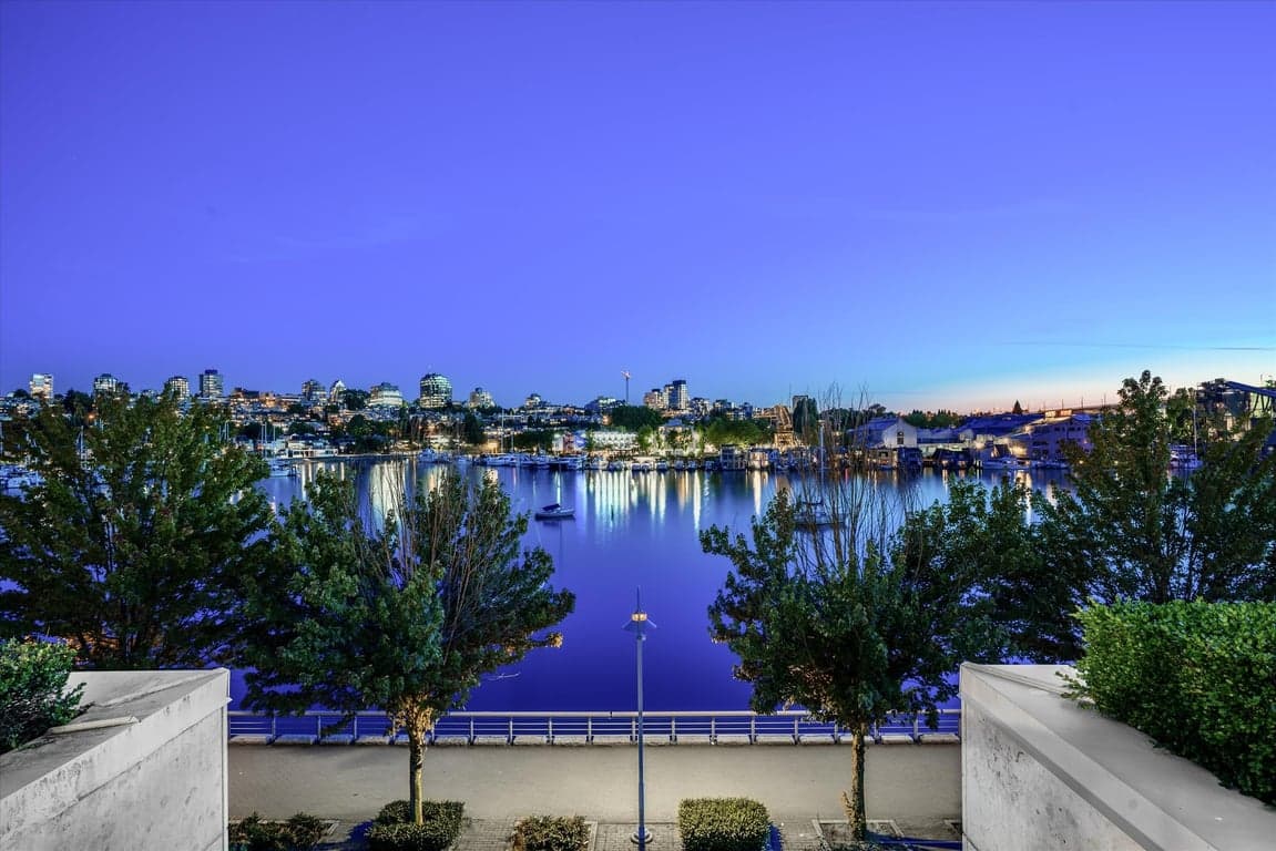 A MAGNIFICENT WATERSIDE LUXURY TOWNHOUSE RESIDENCE AT KINGS LANDING