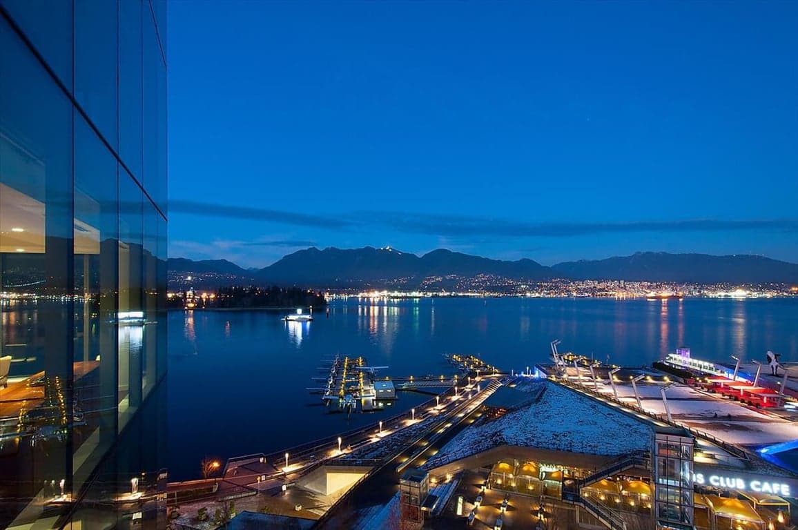 A MAGNIFICENT LUXURY RESIDENCE IN COAL HARBOUR...