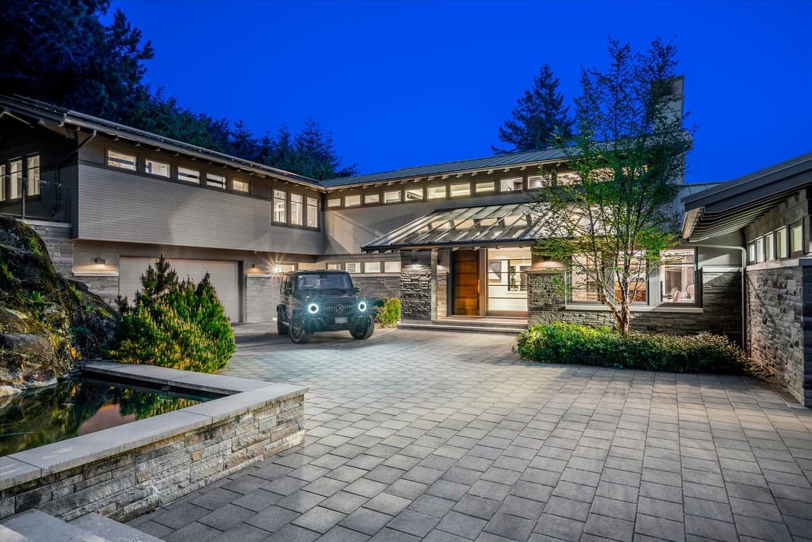 A MAGNIFICENT LUXURY RESIDENCE WITH SPECTACULAR OCEAN VIEWS SITUATED ON A PRIZED 1.12 ACRES STATE