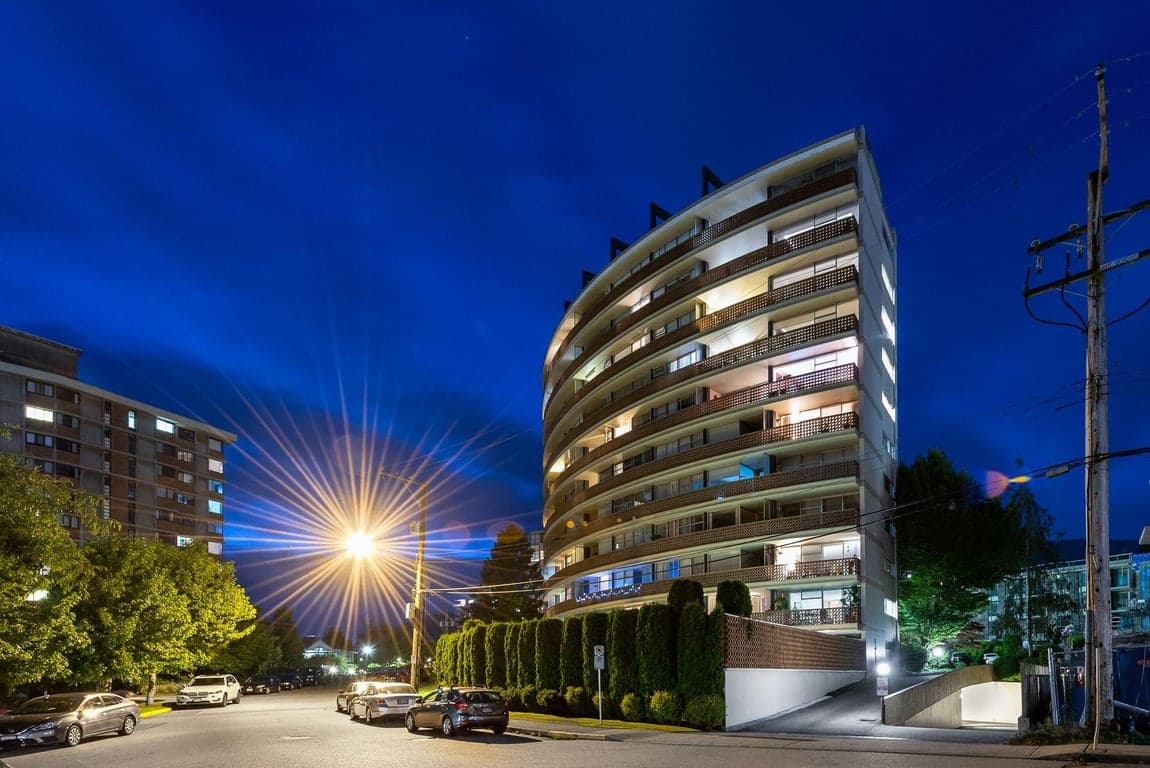 THE CRESCENT - SEMI-WATERFRONT 3 BEDROOM EXTENSIVELY REMODELLED RESIDENCE JUST STEPS TO THE WEST VANCOUVER SEAWALL