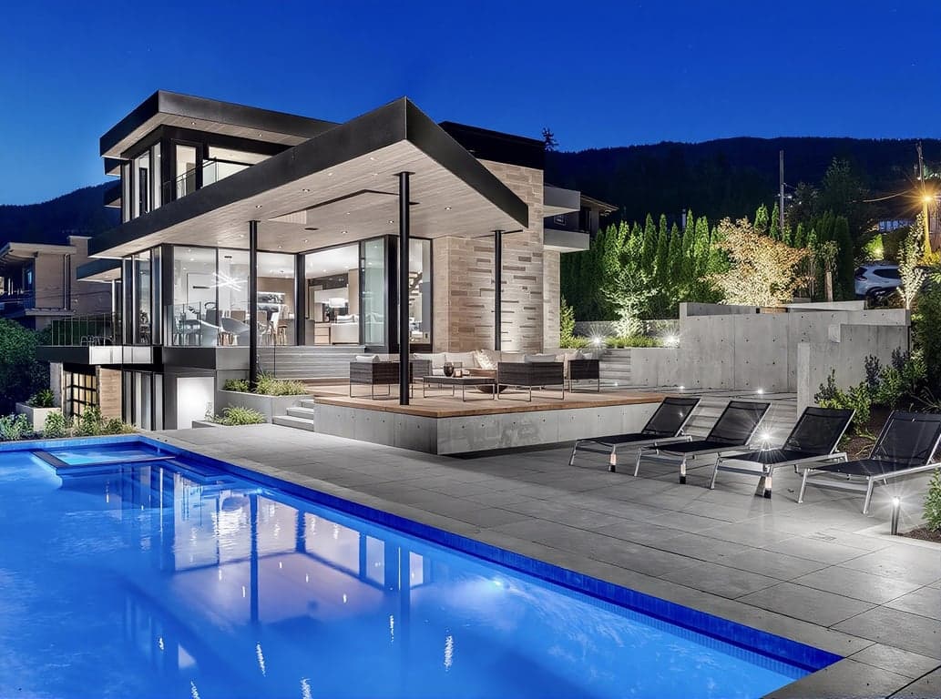 A SENSATIONAL SEMI WATERFRONT LUXURY RESIDENCE IN WEST VANCOUVER