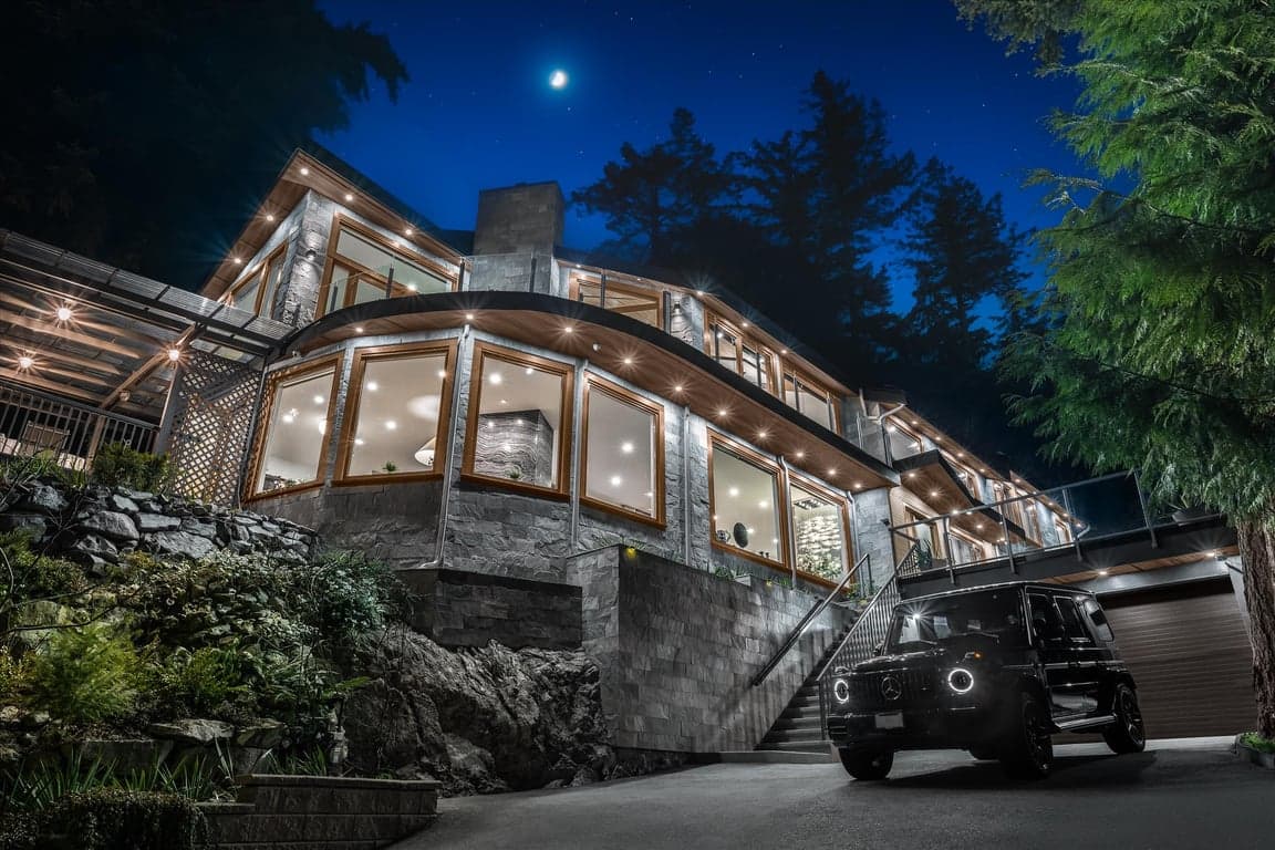 DISCOVER THIS SENSATIONAL CONTEMPORARY FAMILY RESIDENCE WITH SPECTACULAR OCEAN VIEWS IN WEST VANCOUVER’S EAGLE HARBOUR NEIGHBORHOOD