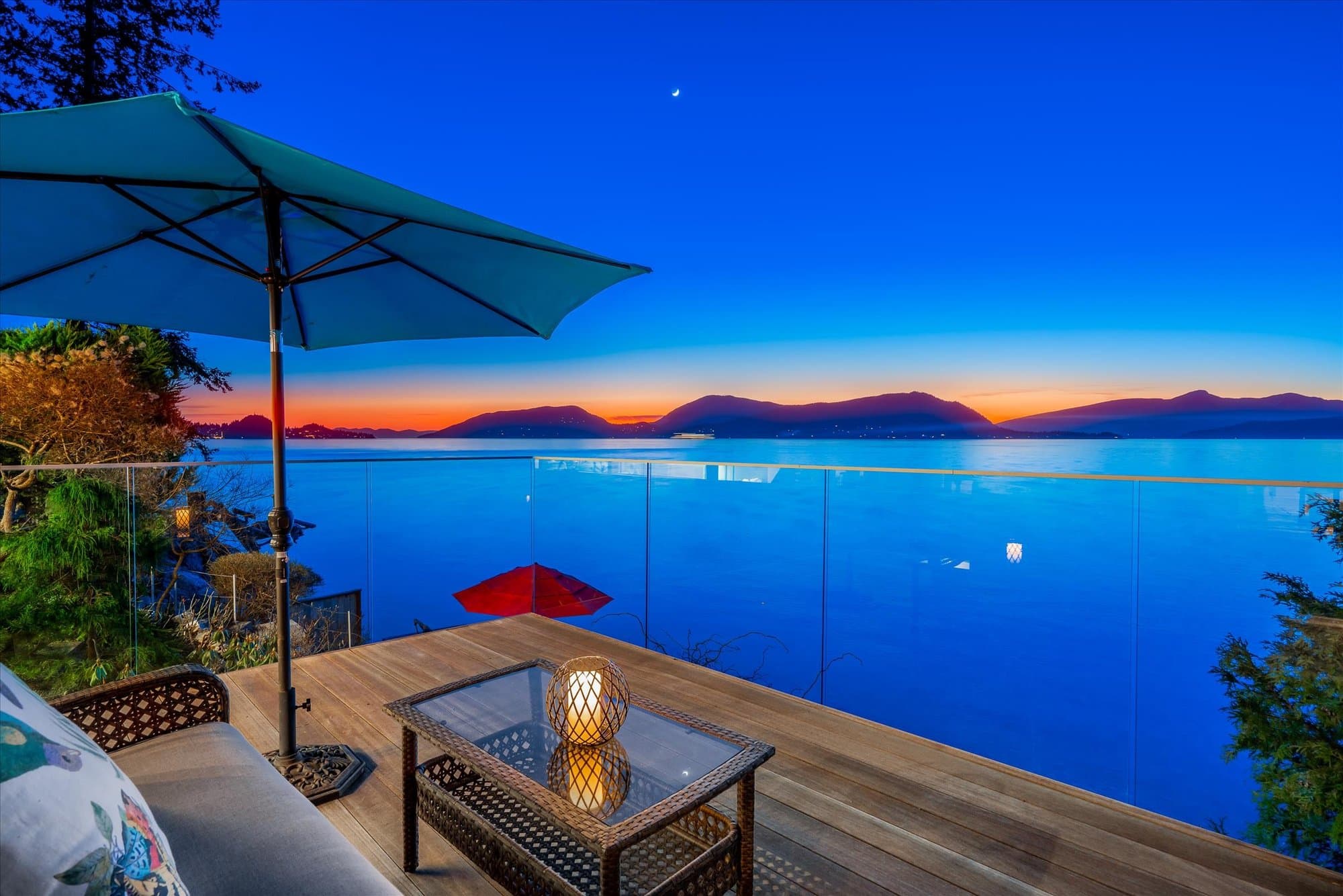 AN IDYLIC OCEANFRONT PARADISE ON THE WATER&rsquo;S EDGE IN WEST VANCOUVER