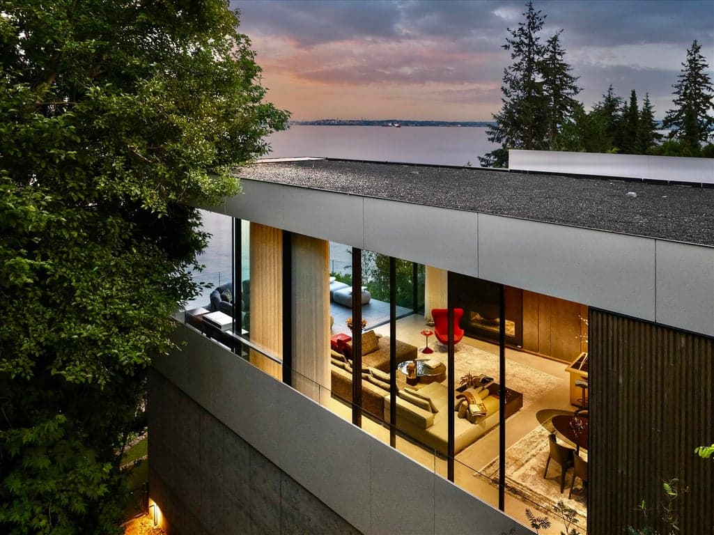 A MCLEOD BOVELL ARCHITECTURAL MASTERPIECE WITH SPECTACULAR OCEAN VIEWS JUST STEPS TO THE BEACH