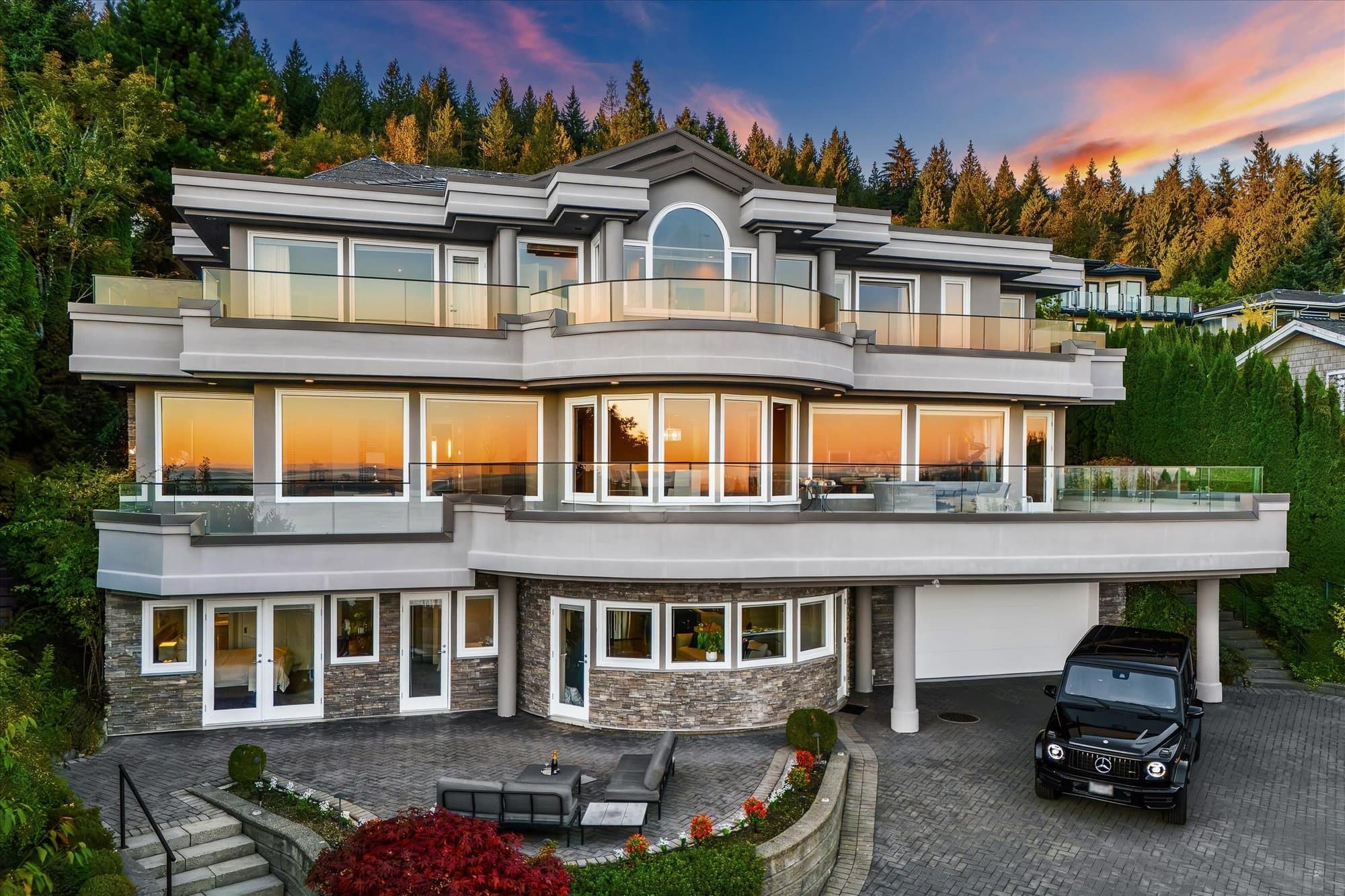 A EXCEPTIONAL ESTATE RESIDENCE WITH SPECTACULAR CITY AND OCEAN VIEWS LOCATED IN WEST VANCOUVER’S MOST EXCLUSIVE CANTERBURY ESTATES