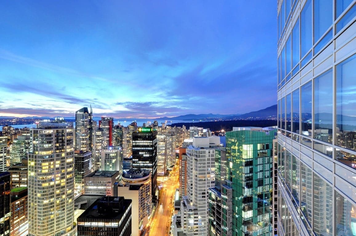 MAGNIFICENT LUXURY APARTMENT RESIDENCE WITH WITH SPECTACULAR VIEWS IN COAL HARBOUR'S MOST PRESTIGIOUS SHAW TOWER