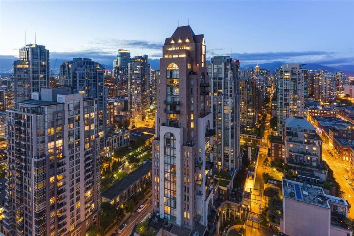 A MAGNIFICENT LUXURY RESIDENCE AT THE 'GRACE' IN YALETOWN