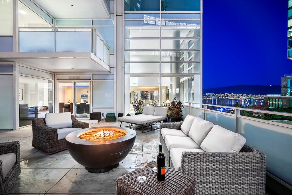 LUXURY RESIDENCE IN TWO HARBOUR GREEN ON COAL HARBOUR’S ‘MOST PRIZED GOLDEN MILE’